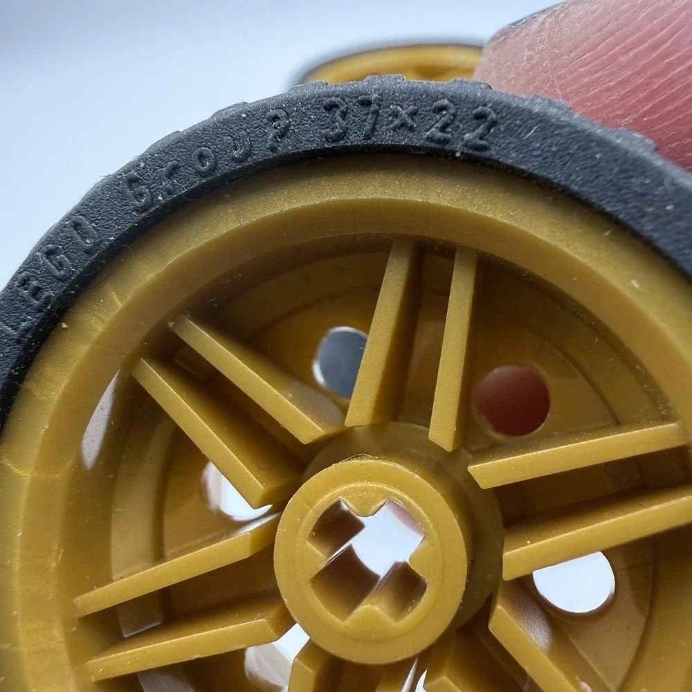 LEGO 4 Tire Wheel Pack - Gold Rims, Black Tire - 37 x 22‎ ZR (56145 / 55978)